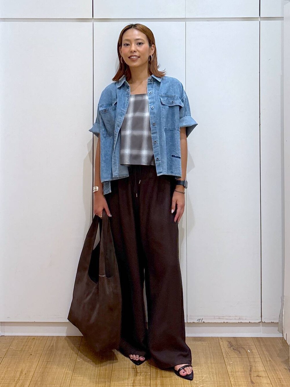 ブルー系のシャツ/ブラウス、ブラウン系のその他パンツ、ブラック系のサンダルを着用したレディースの夏コーディネートの2枚目の写真