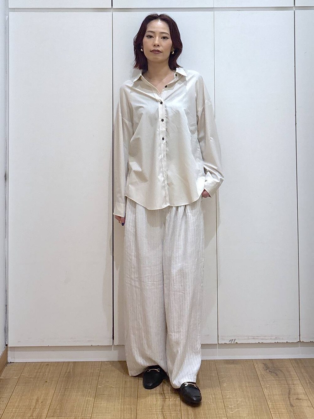 ブラック系のローファー、ベージュ系のシャツ/ブラウス、ベージュ系のその他パンツを着用したレディースの春コーディネートの2枚目の写真