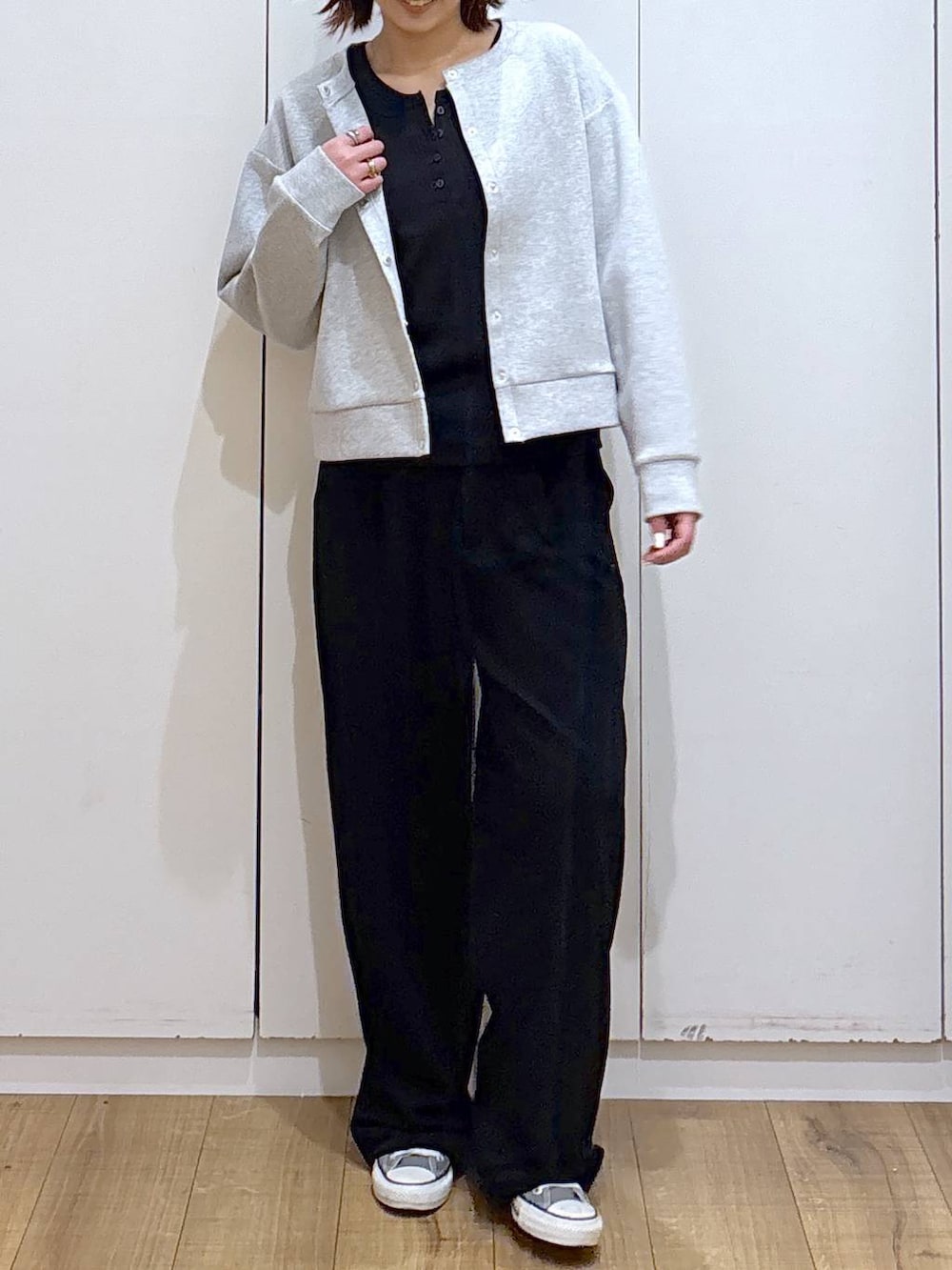 ブラック系のその他パンツ、グレー系のカーディガン/ボレロ、ブラック系のタンクトップを着用したレディースの春コーディネートの3枚目の写真