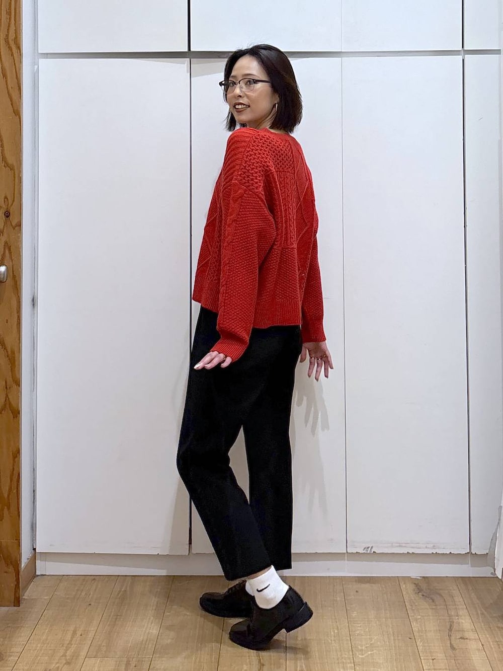 グレー系のチェスターコート、ブラック系のその他パンツ、ブラック系のその他シューズを着用したレディースの秋コーディネートの5枚目の写真