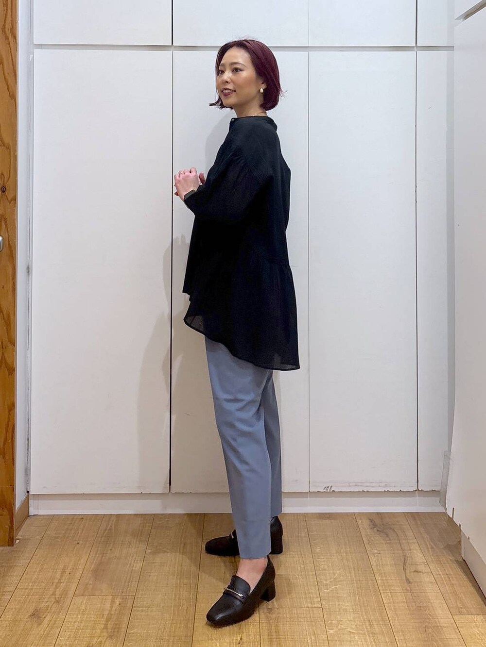「体型カバー、高見え、高身長、ママコーデ、骨格ストレート、GLOBAL WORK、着痩せ・細見え」|「GLOBAL WORKのウツクシルエットテーパードパンツ/133595(その他パンツ、ブルー系)」を使った、ココさん(レディース・165cm)の春コーディネートの6枚目の写真