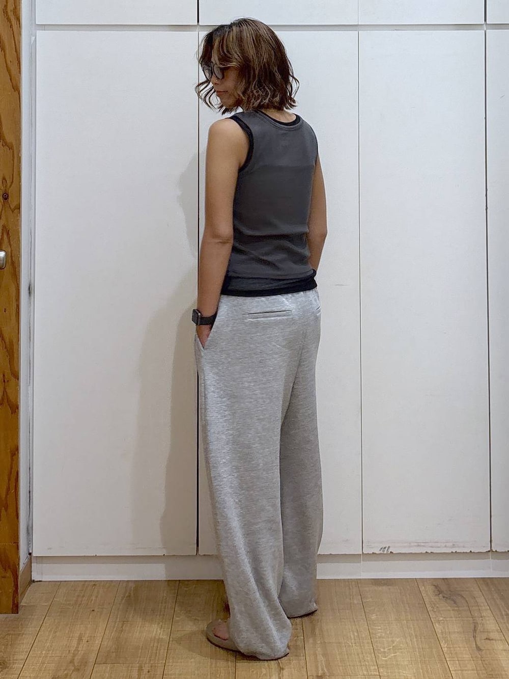 グレー系のその他パンツ、グレー系のTシャツ/カットソー、ベージュ系のサンダルを着用したレディースの夏コーディネートの3枚目の写真