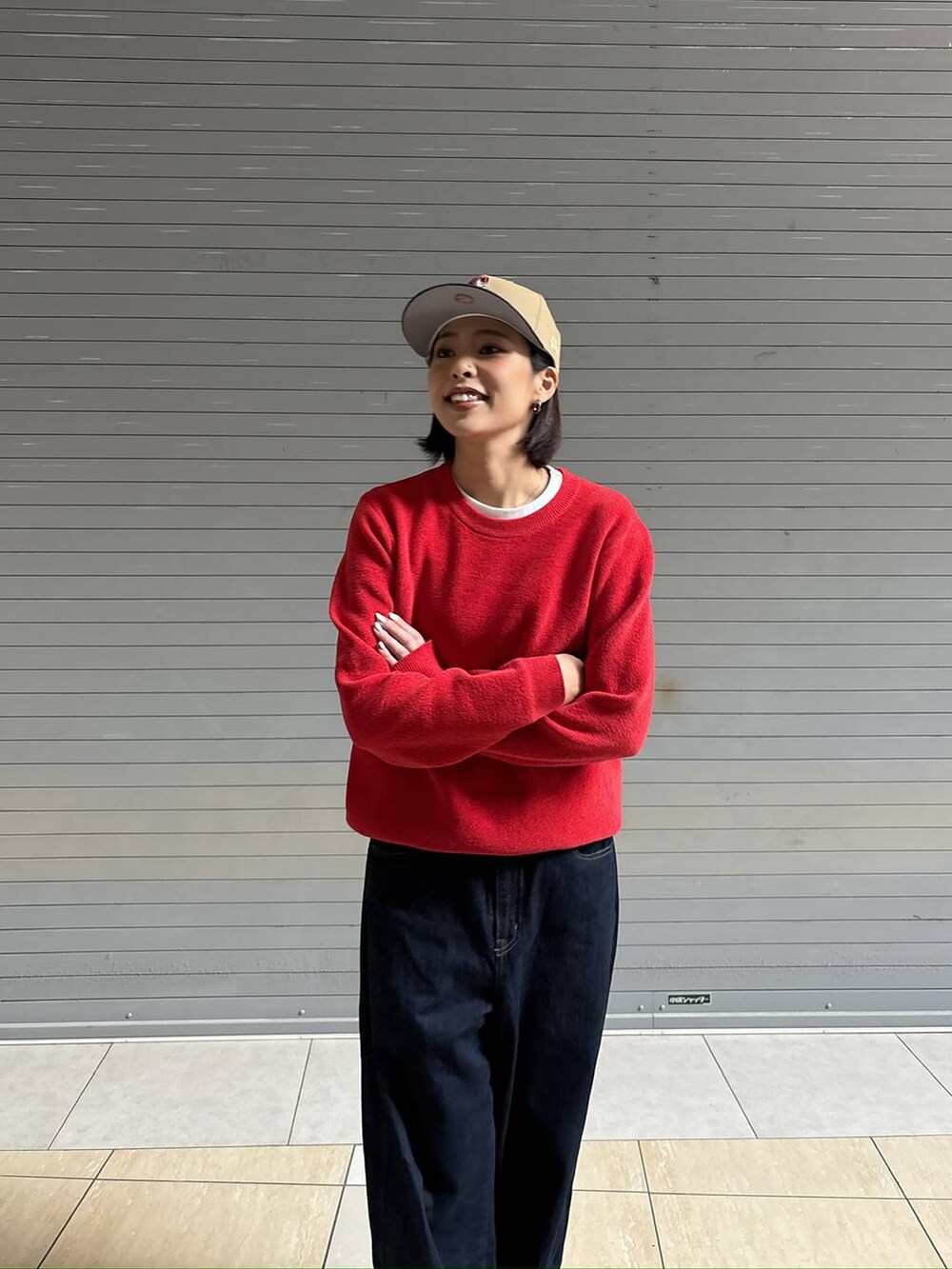 ブルー系のデニムパンツ、レッド系のニット/セーターを着用したレディースの秋コーディネートの8枚目の写真