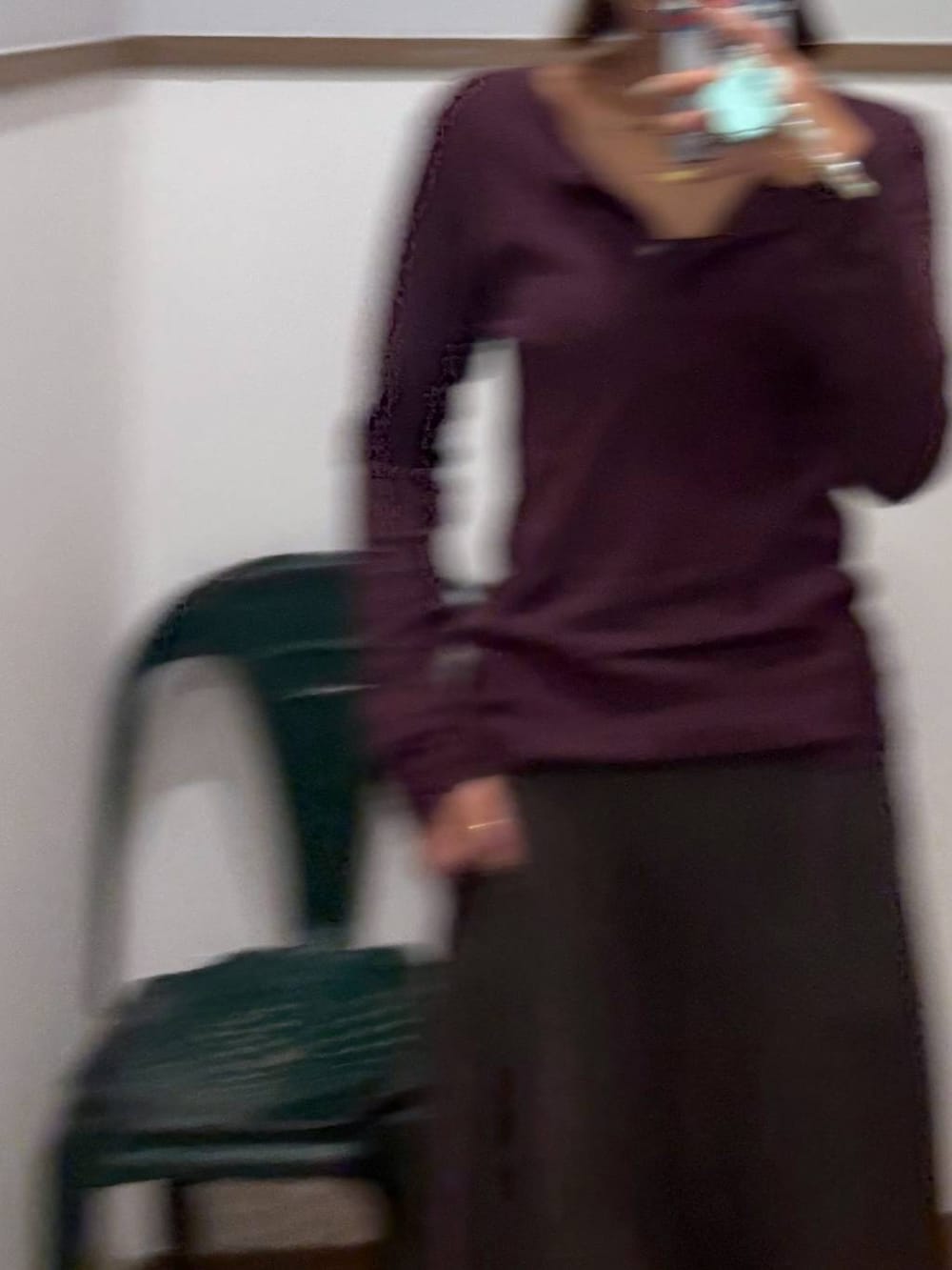 レッド系のTシャツ/カットソー、ブラック系のキャミソール、ブラウン系のその他パンツを着用したレディースの夏コーディネートの6枚目の写真
