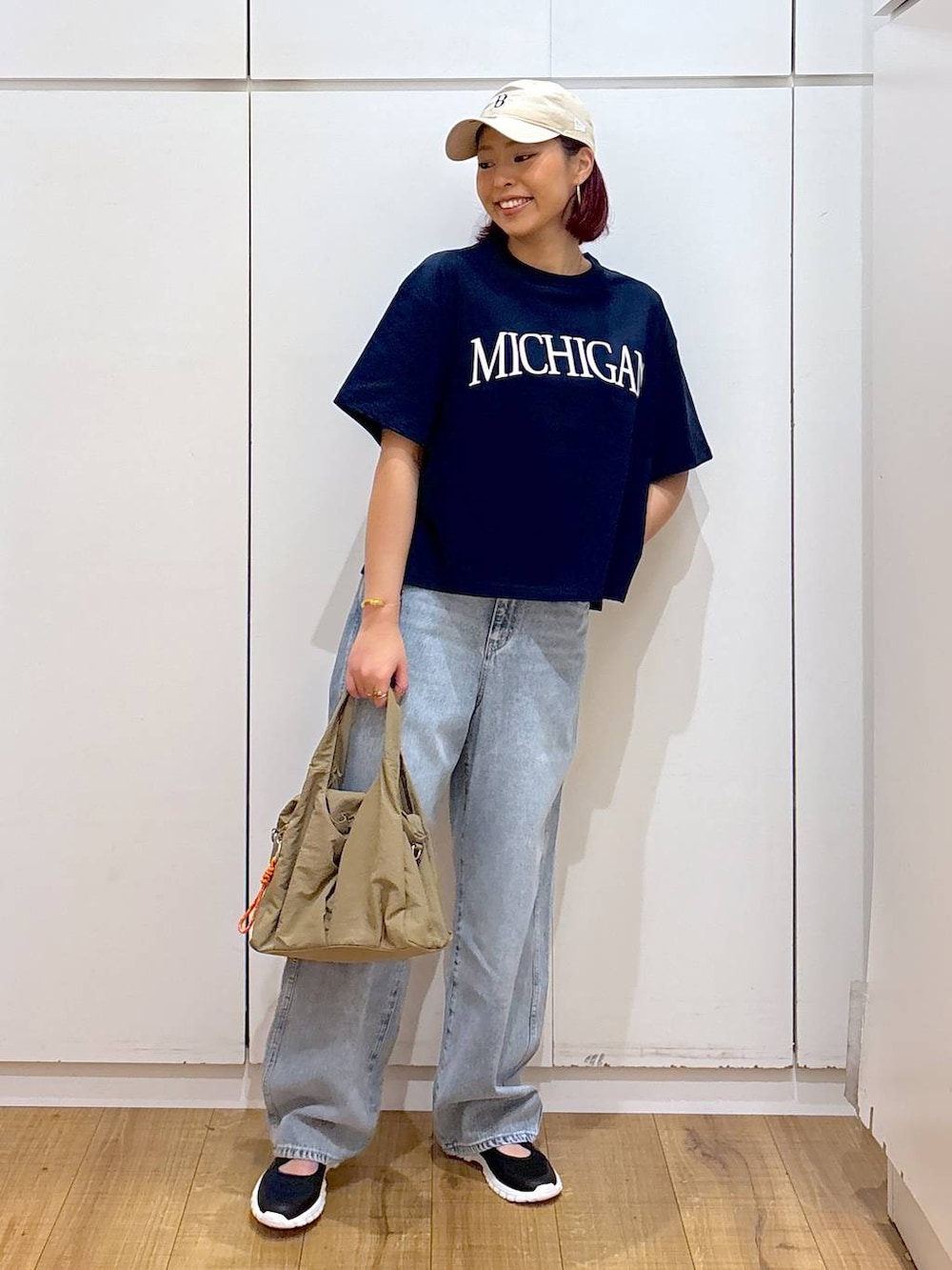 「体型カバー、高見え、高身長、ママコーデ、骨格ストレート、GLOBAL WORK、着痩せ・細見え」|「GLOBAL WORKのエアかるクッションベルトスニーカー/102313(スニーカー、ブラック系)」を使った、ココさん(レディース・165cm)の春コーディネートの2枚目の写真