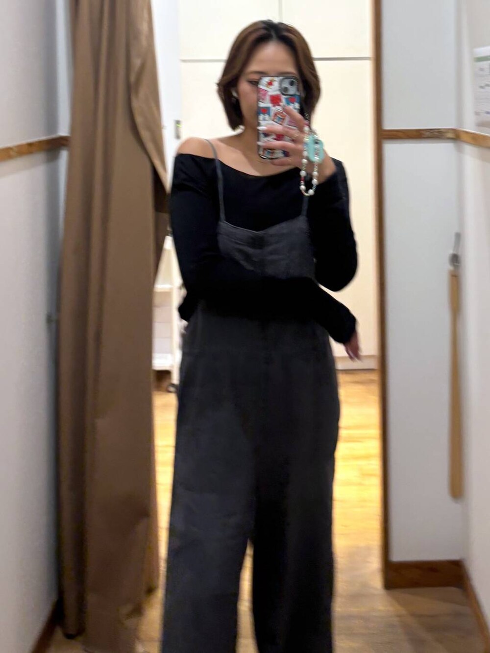 ブラック系のサロペット/オーバーオールを着用したレディースの春コーディネートの8枚目の写真