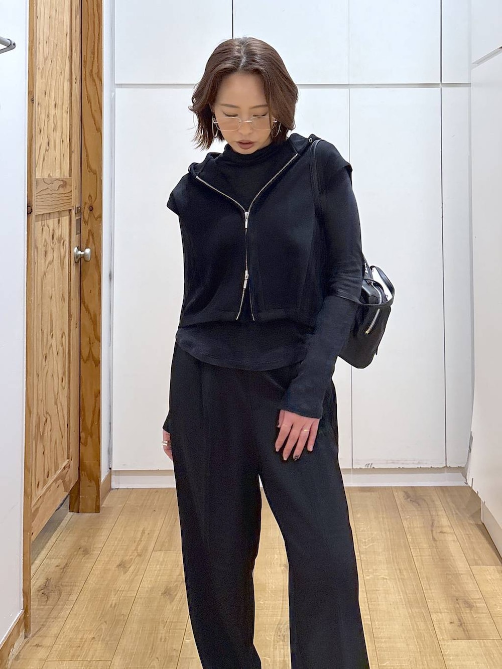 ブラック系のTシャツ/カットソー、ブラック系のその他パンツ、ブラック系のベストを着用したレディースの春コーディネートの4枚目の写真