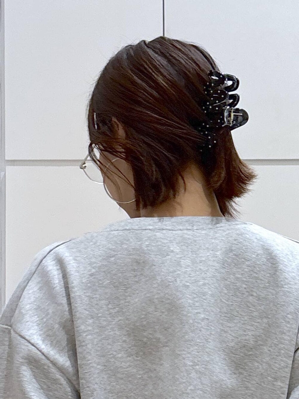 その他のパンプス、ブラック系のデニムパンツ、ブラック系のニット/セーターを着用したレディースの春コーディネートの8枚目の写真