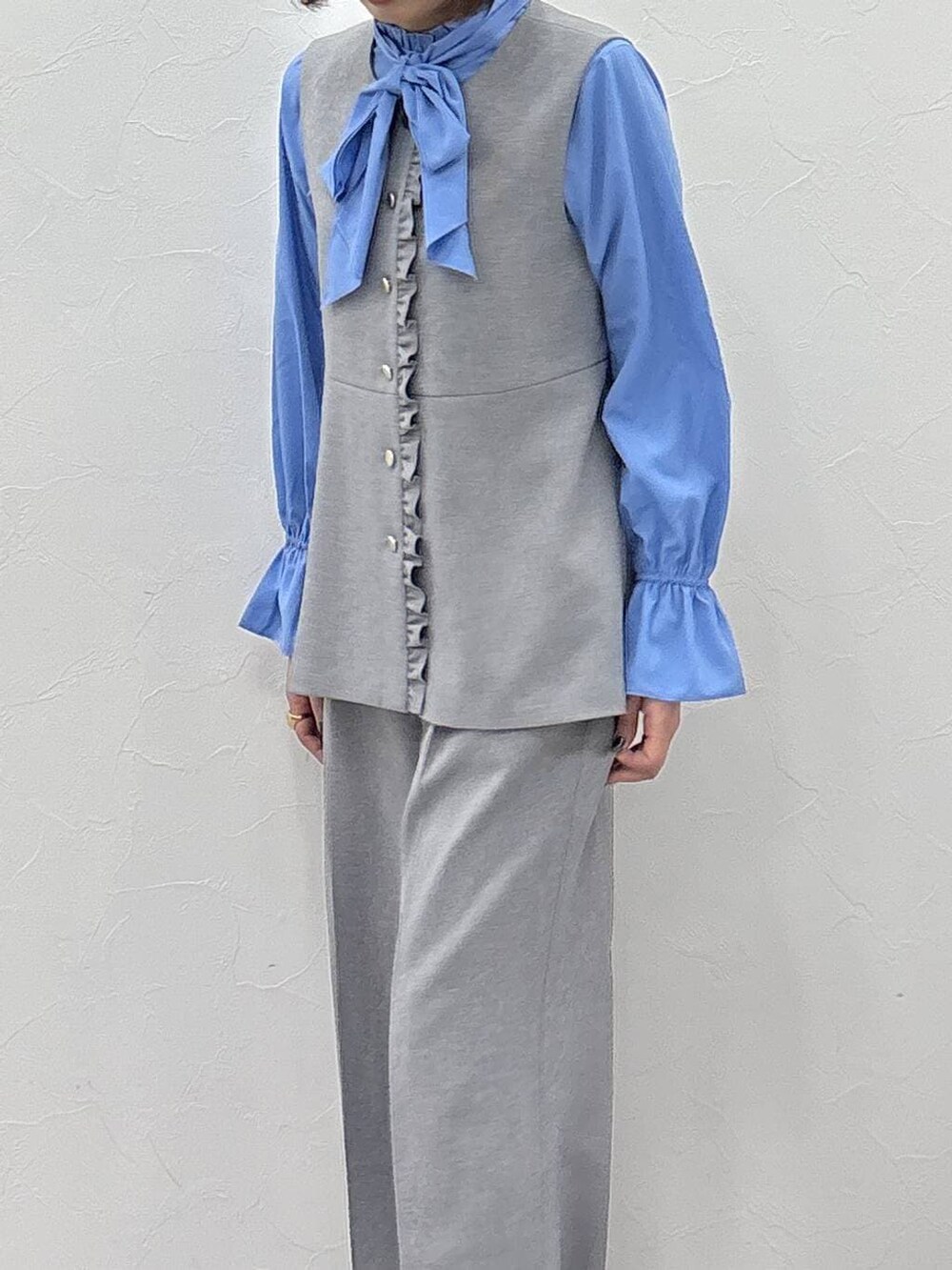 ブラック系のパンプス、グレー系のその他パンツ、グレー系のベストを着用したレディースの冬コーディネートの5枚目の写真