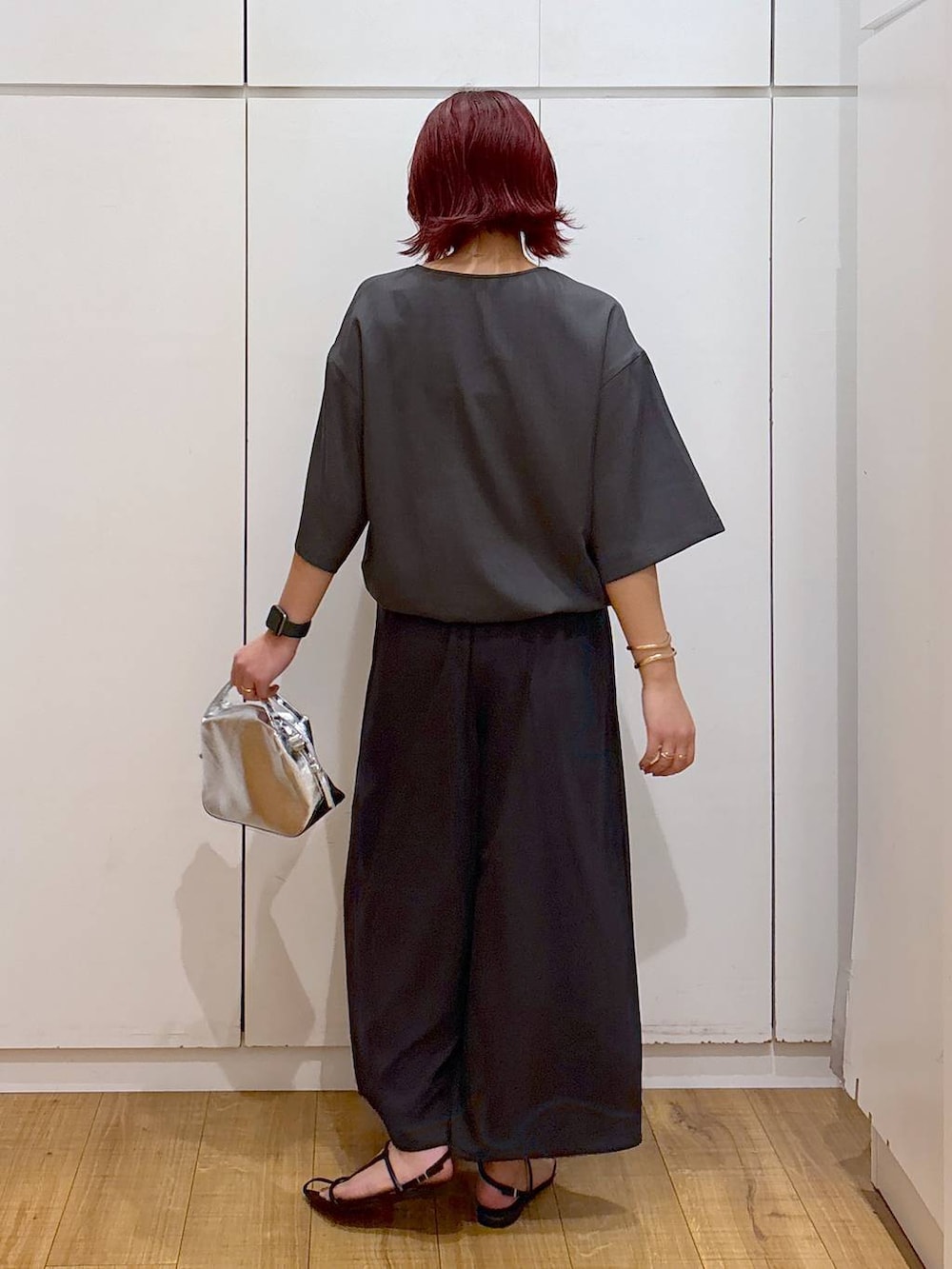 「体型カバー、高見え、高身長、ママコーデ、骨格ストレート、GLOBAL WORK、着痩せ・細見え」｜「GLOBAL WORKのスペ軽お財布ショルダー/132336（ショルダーバッグ、シルバー系）」を使った、ココさん（レディース・165cm）の春コーディネートの4枚目の写真