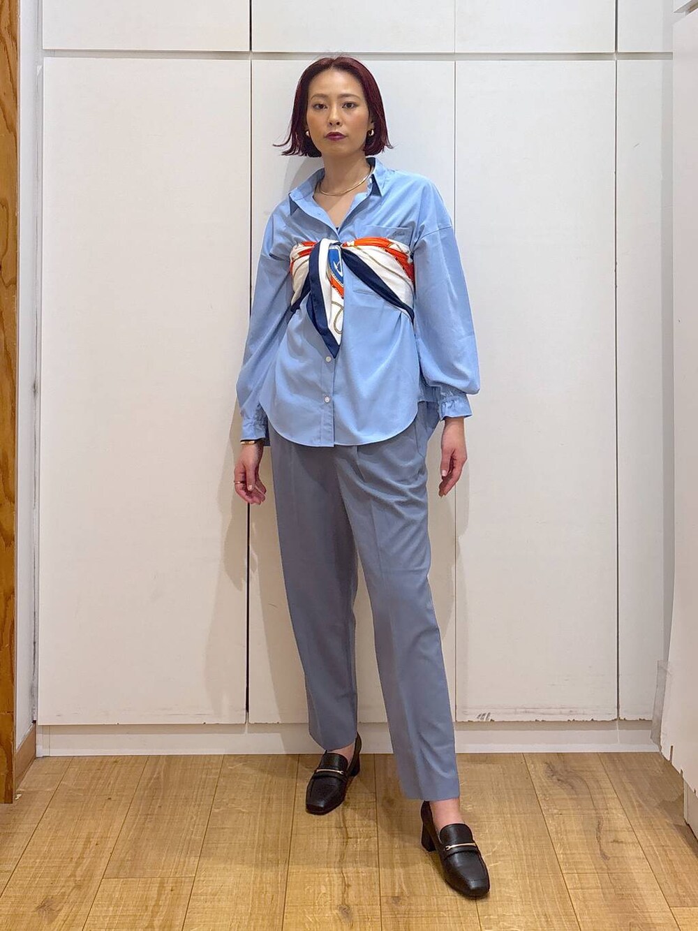 「体型カバー、高見え、高身長、ママコーデ、骨格ストレート、GLOBAL WORK、着痩せ・細見え」|「GLOBAL WORKのウツクシルエットテーパードパンツ/133595(その他パンツ、ブルー系)」を使った、ココさん(レディース・165cm)の春コーディネートの3枚目の写真