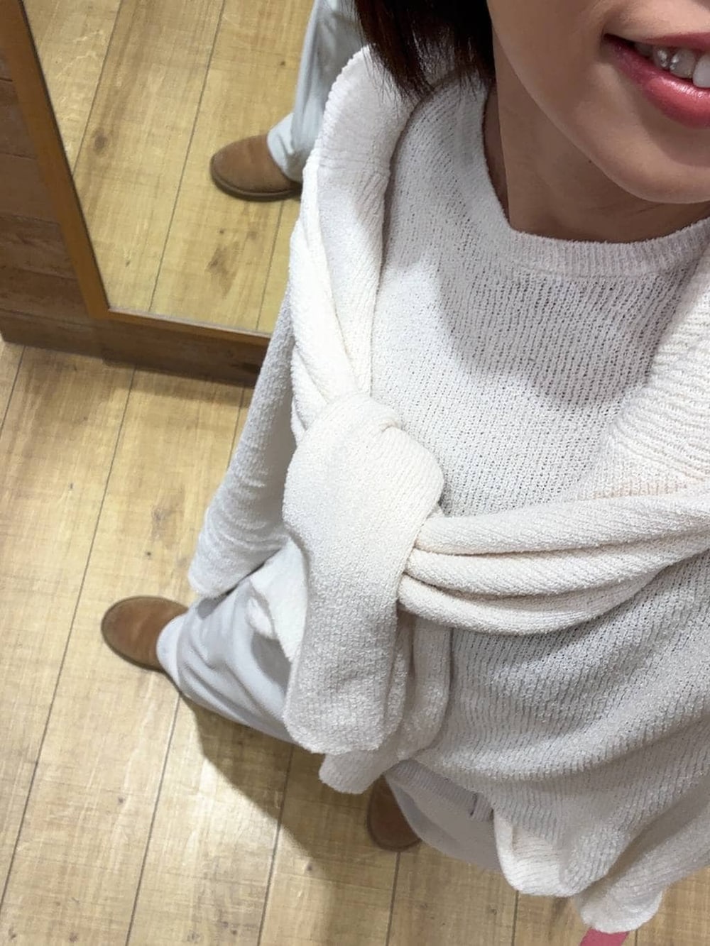 グレー系のその他パンツ、ベージュ系のニット/セーター、ベージュ系のカーディガン/ボレロを着用したレディースの秋コーディネートの3枚目の写真