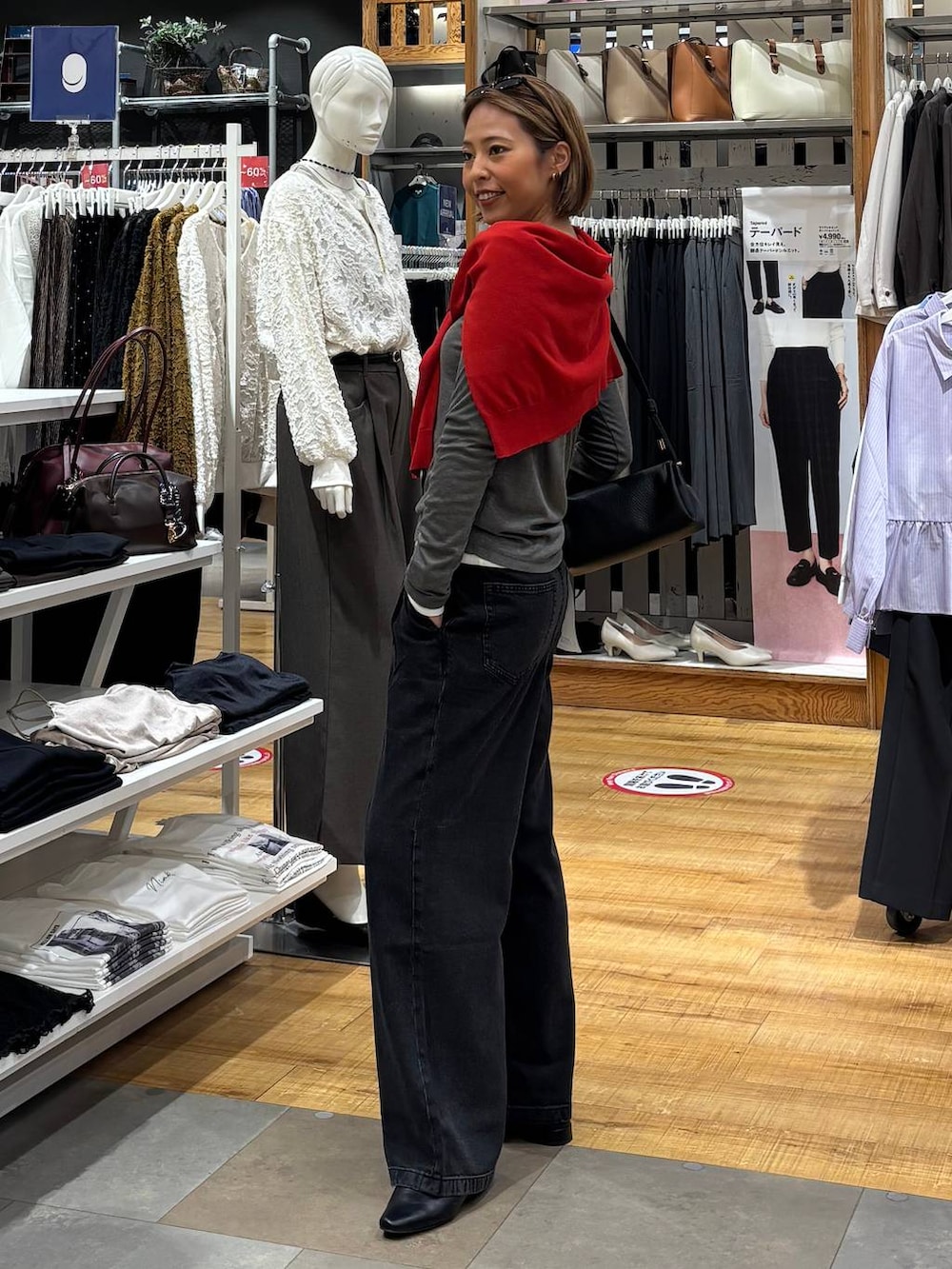 ブラック系のその他シューズ、レッド系のカーディガン/ボレロ、ホワイト系のTシャツ/カットソーを着用したレディースの秋コーディネートの3枚目の写真