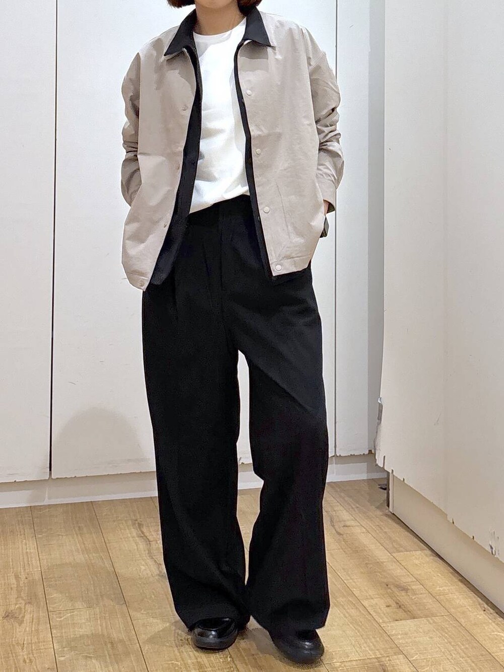 ブラック系のその他パンツ、ブラック系のブルゾン、ベージュ系のブルゾンを着用したレディースの春コーディネートの3枚目の写真