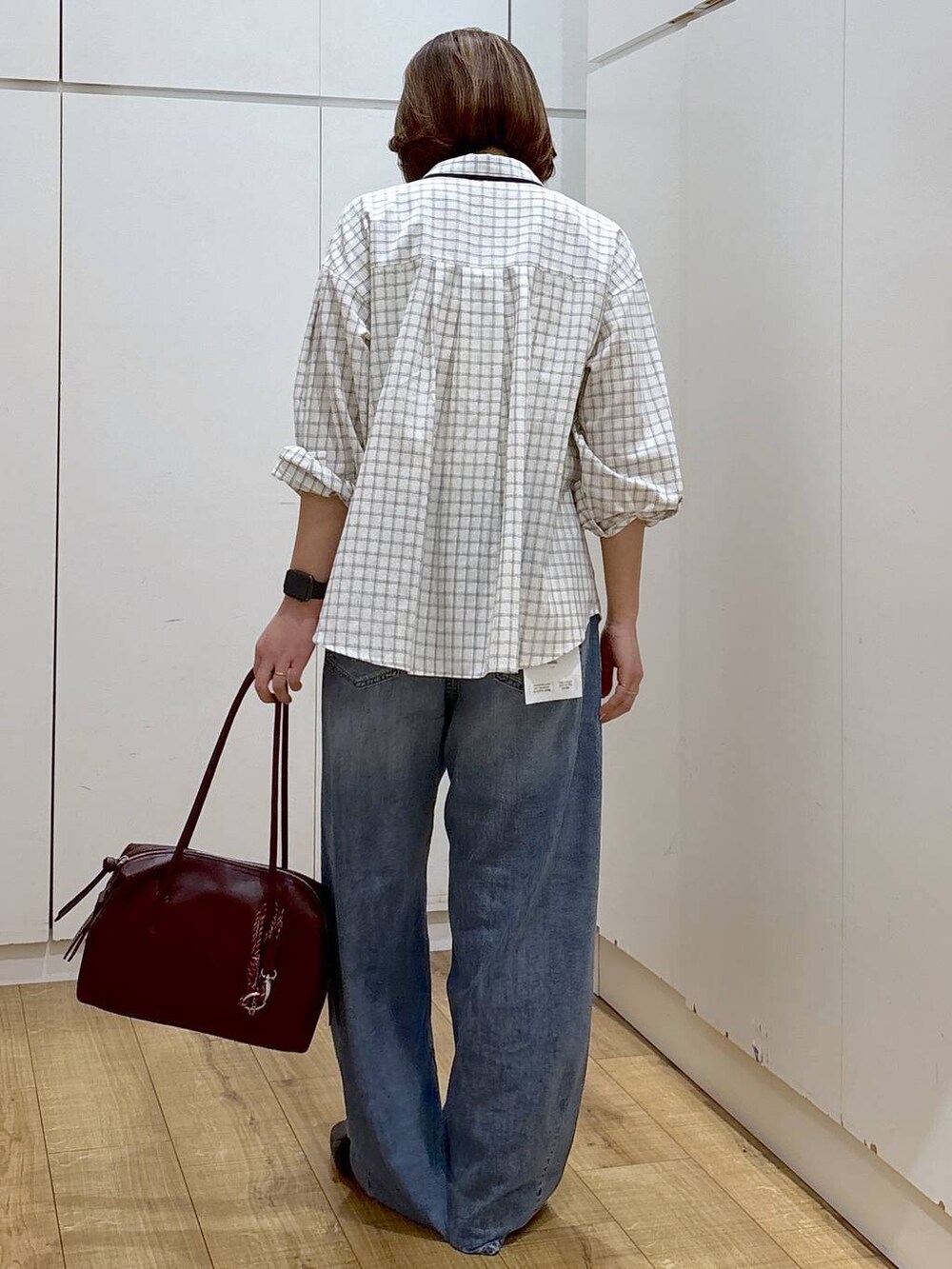 ブラウン系のネクタイ、レッド系のボストンバッグ、グレー系のシャツ/ブラウスを着用したレディースの春コーディネートの5枚目の写真
