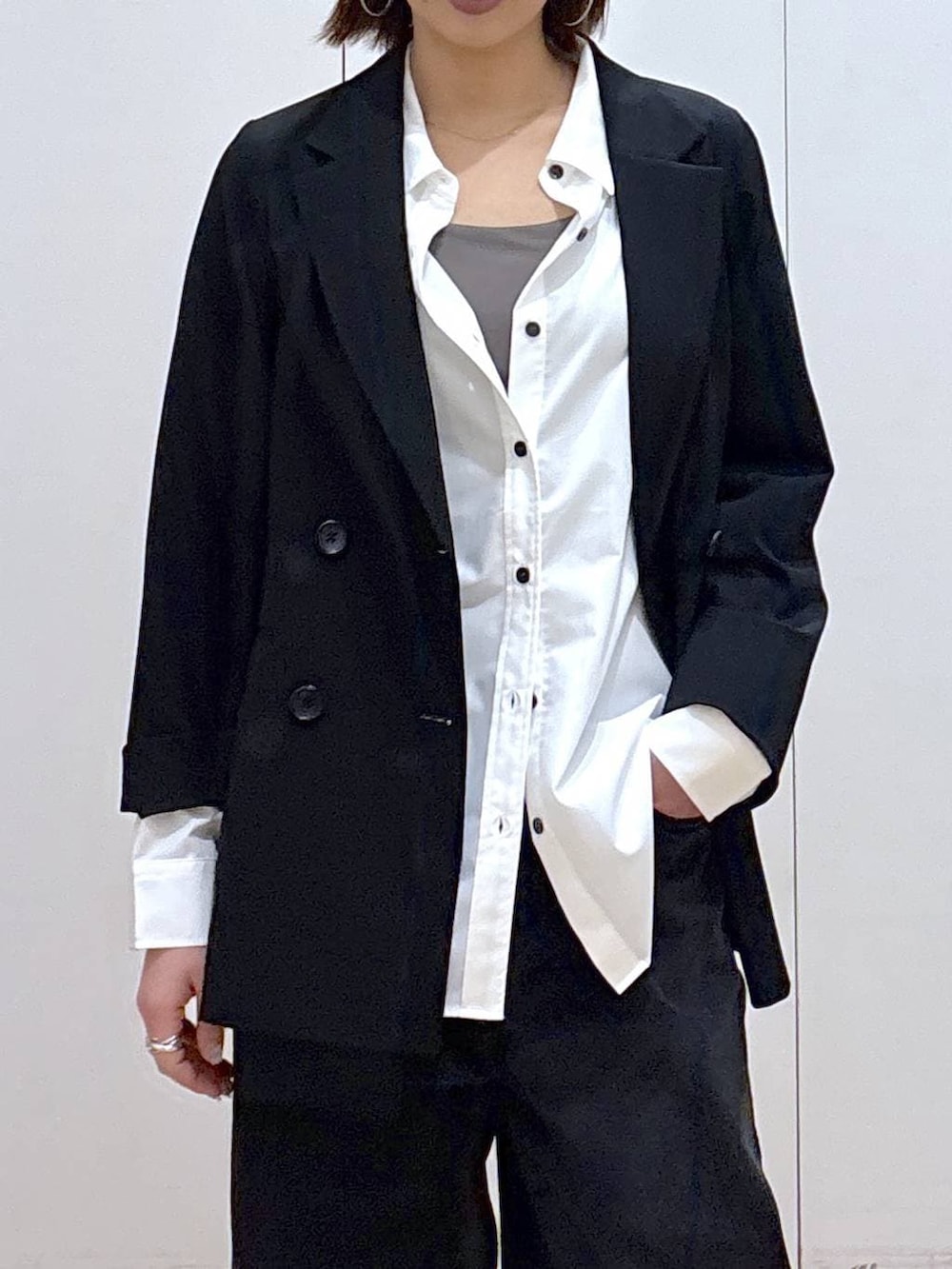 ブラック系のローファー、ホワイト系のシャツ/ブラウス、ブラック系のテーラードジャケットを着用したレディースの春コーディネートの7枚目の写真