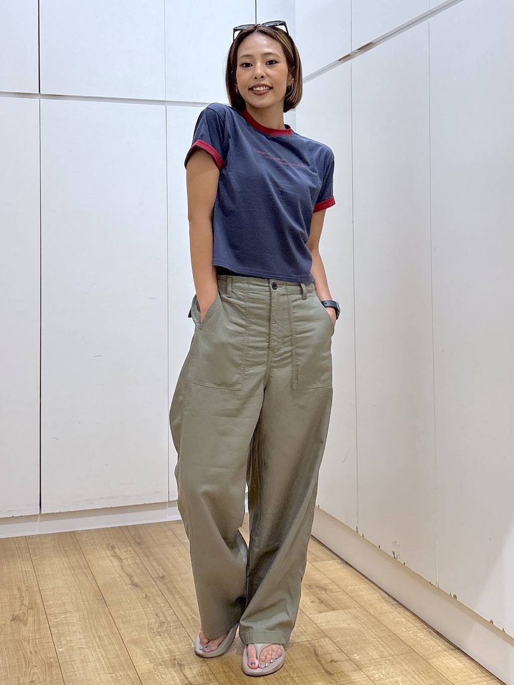 グリーン系のその他パンツ、ベージュ系のサンダル、ブルー系のTシャツ/カットソーを着用したレディースの夏コーディネートの2枚目の写真