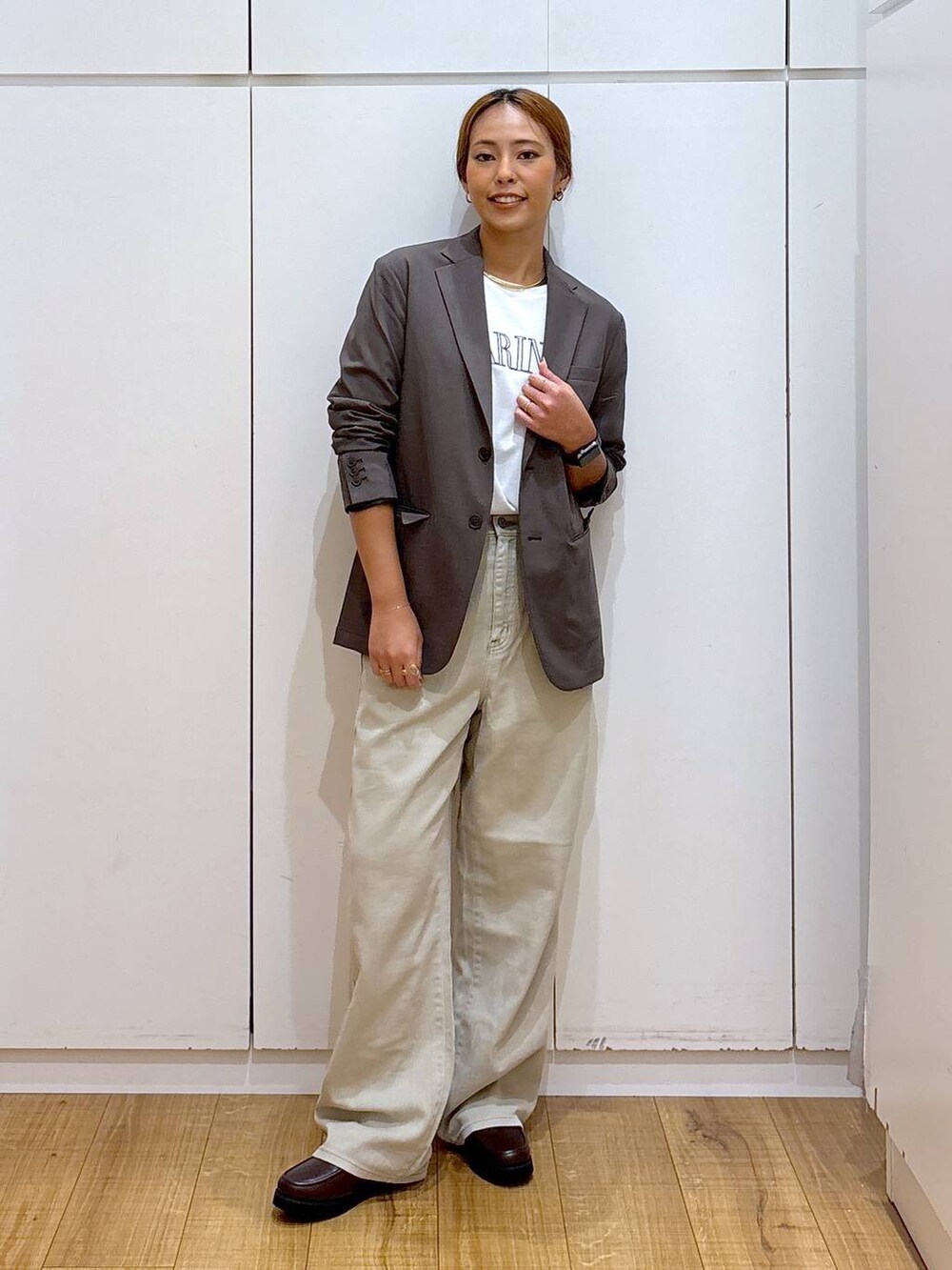 ブラウン系のローファー、ホワイト系のTシャツ/カットソー、ブラウン系のテーラードジャケットを着用したレディースの秋コーディネートの2枚目の写真