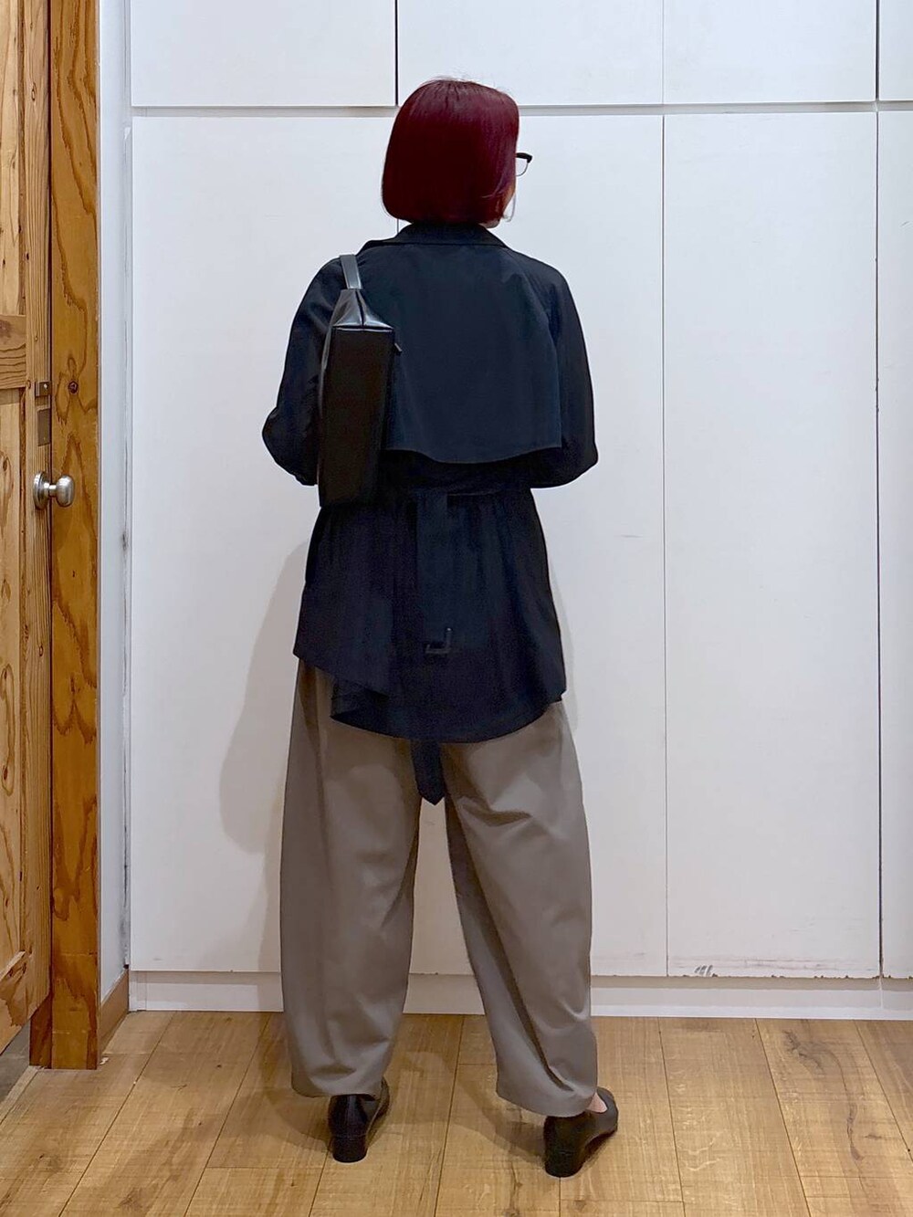 「ブラウス、体型カバー、GLOBAL WORK、トレンチコート、春コーデ、高見え、高身長、ママコーデ、骨格ストレート、着痩せ・細見え」|「GLOBAL WORKのお手入れらくらくパイピングブラウス/133611(シャツ/ブラウス、ホワイト系)」を使った、ココさん(レディース・165cm)の春コーディネートの5枚目の写真