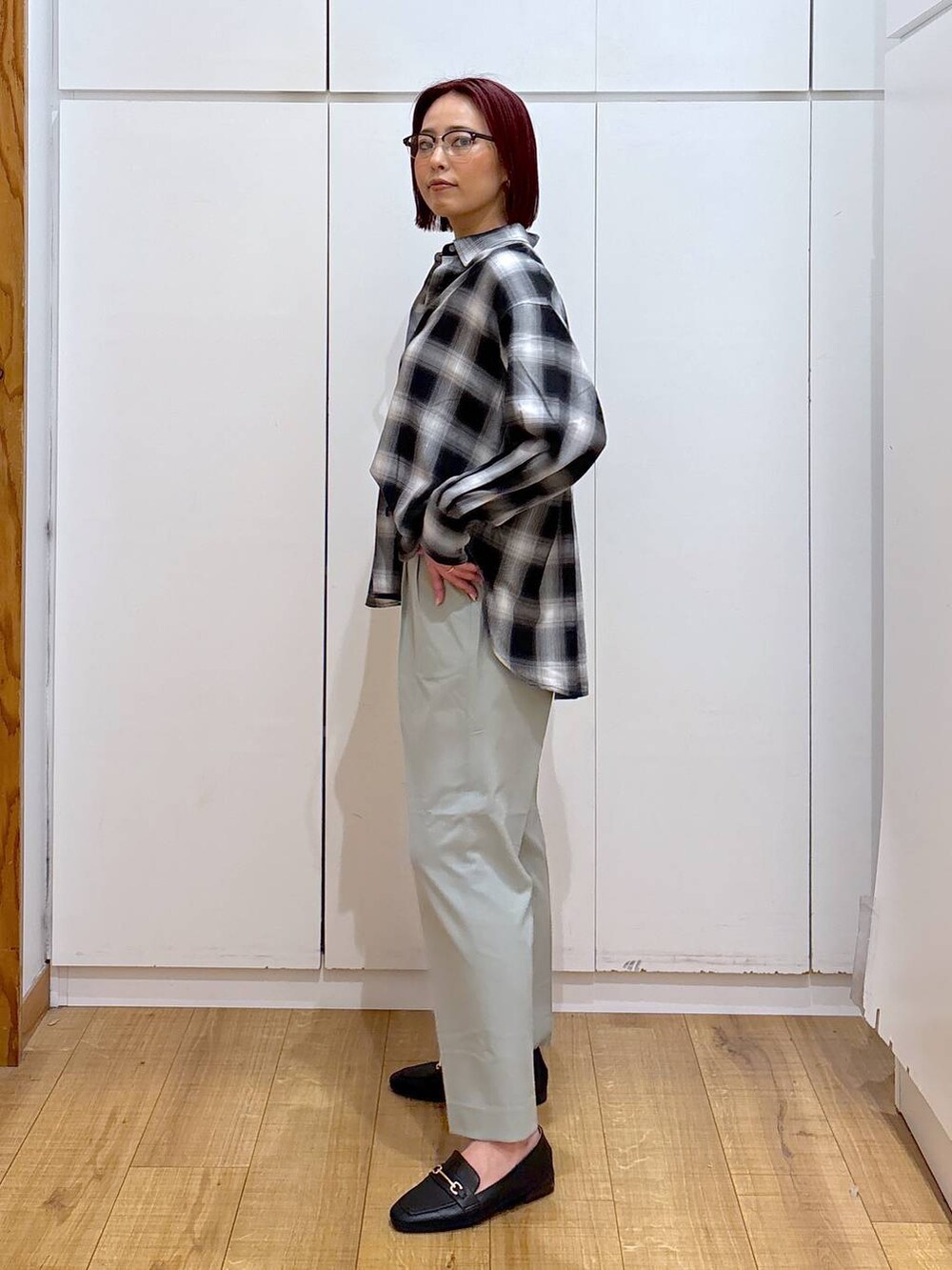 「ママコーデ、高見え、高身長、骨格ストレート、GLOBAL WORK、着痩せ・細見え、体型カバー」｜「GLOBAL WORKのサイズ拡大/らくっション撥水2WAYローファー/131468（ローファー、ブラック系）」を使った、ココさん（レディース・165cm）の春コーディネートの4枚目の写真