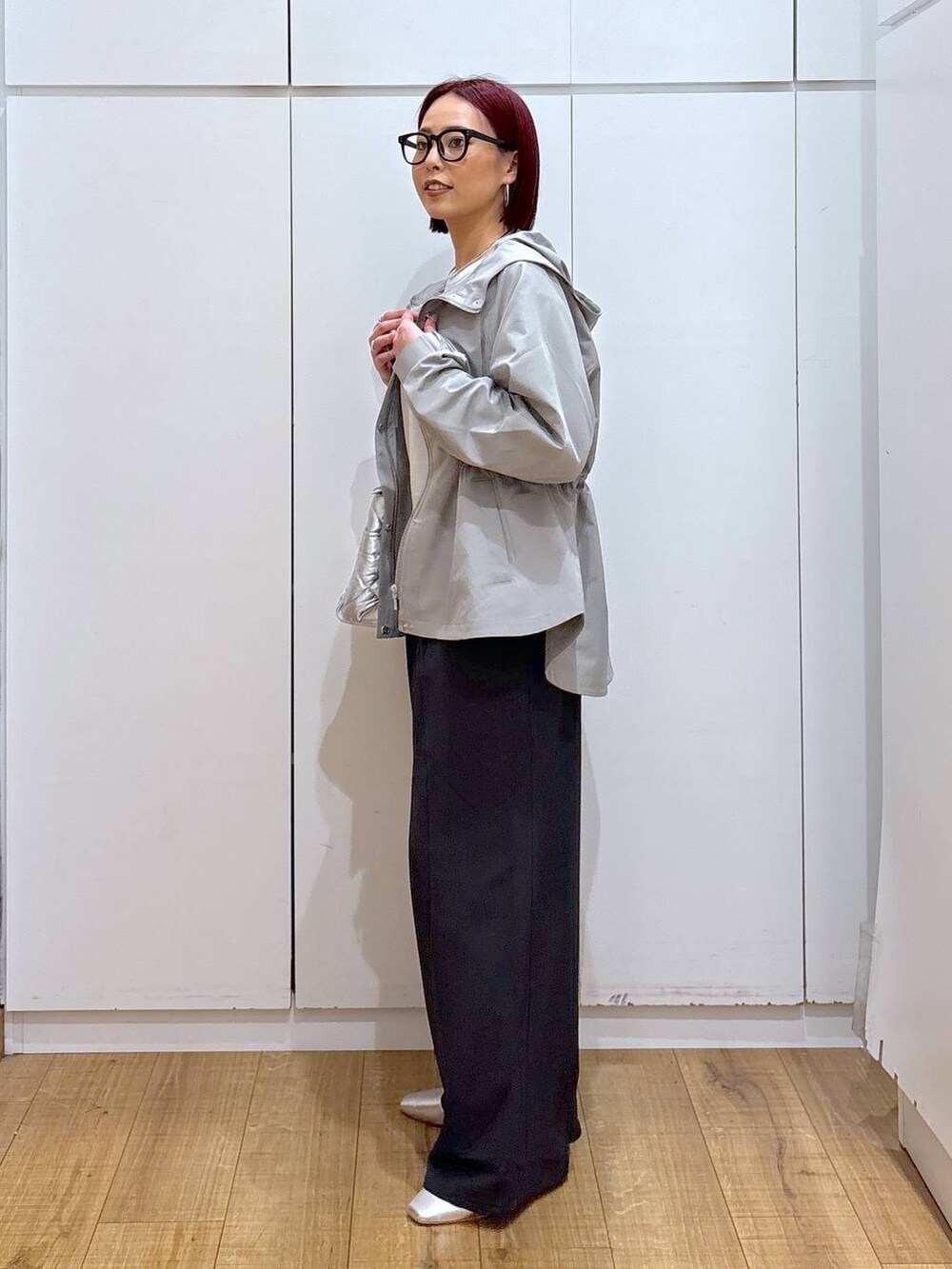 「GLOBAL WORK、着痩せ・細見え、体型カバー、高見え、高身長、ママコーデ、骨格ストレート」|「GLOBAL WORKのらくっション撥水フィットパンプス/135895(パンプス、シルバー系)」を使った、ココさん(レディース・165cm)の春コーディネートの2枚目の写真