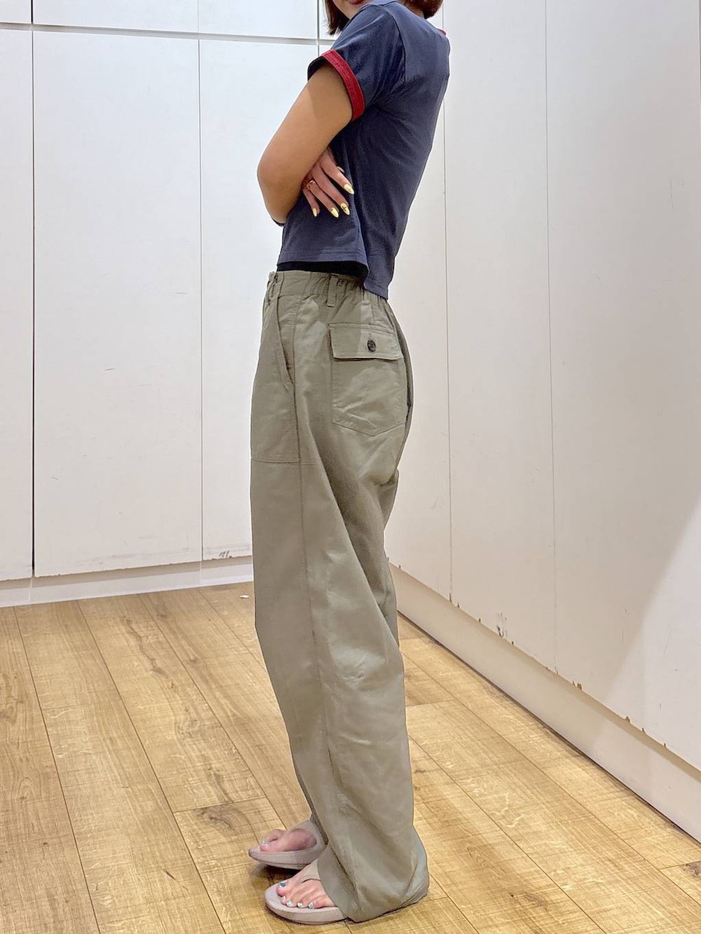 グリーン系のその他パンツ、ベージュ系のサンダル、ブルー系のTシャツ/カットソーを着用したレディースの夏コーディネートの6枚目の写真