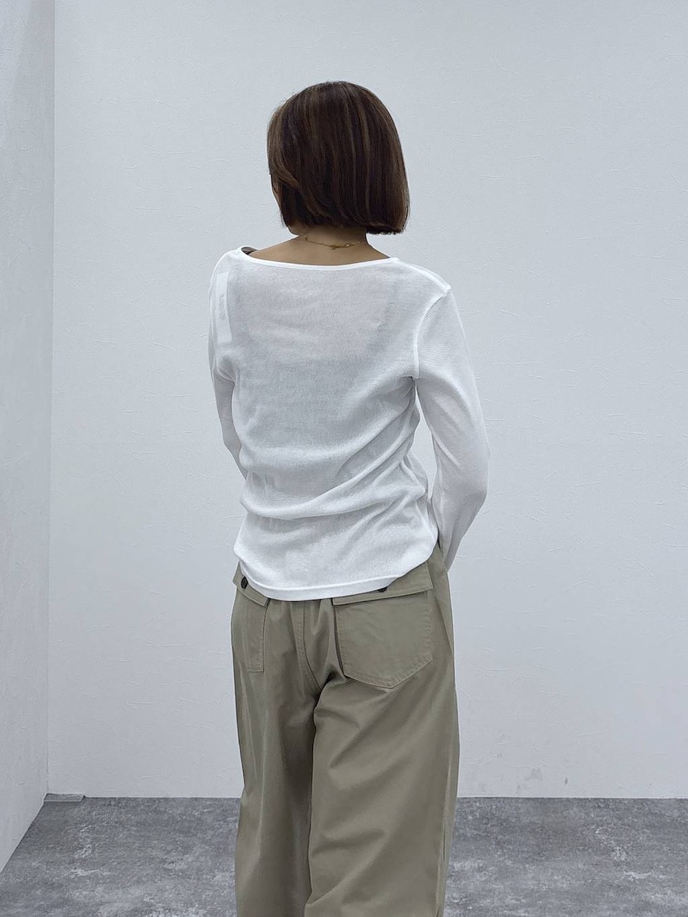 ベージュ系のその他パンツ、ホワイト系のTシャツ/カットソー、ゴールド系のネックレスを着用したレディースの春コーディネートの5枚目の写真