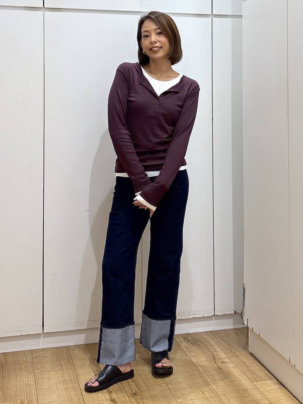 レッド系のTシャツ/カットソー、ホワイト系のTシャツ/カットソー、ブルー系のデニムパンツを着用したレディースの秋コーディネートの2枚目の写真