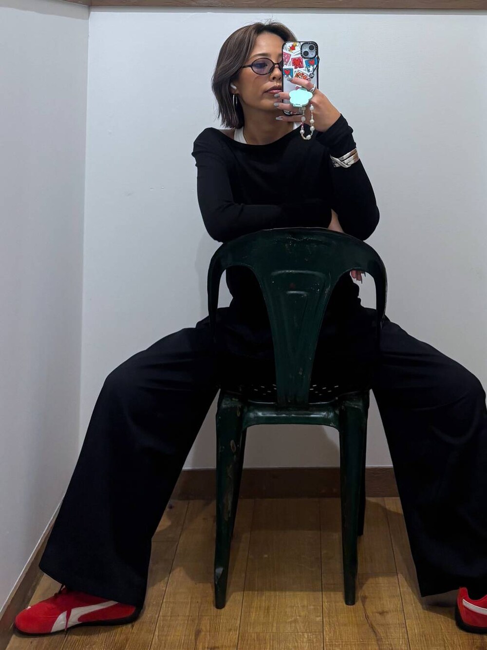 ブラック系のTシャツ/カットソー、ブラック系のその他パンツを着用したレディースの秋コーディネートの6枚目の写真
