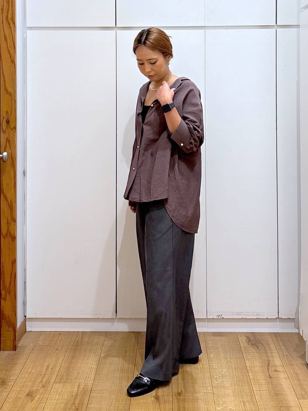 ブラック系のローファー、ブラック系のキャミソール、グレー系のその他パンツを着用したレディースの秋コーディネートの4枚目の写真