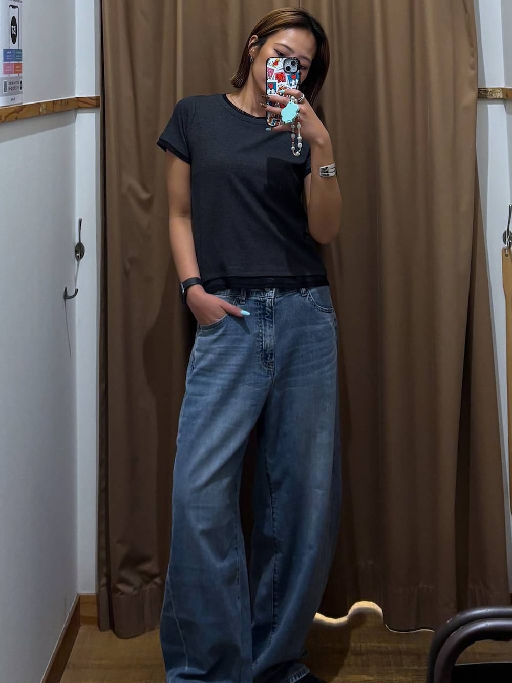 ブルー系のデニムパンツ、グレー系のTシャツ/カットソーを着用したレディースの春コーディネートの2枚目の写真