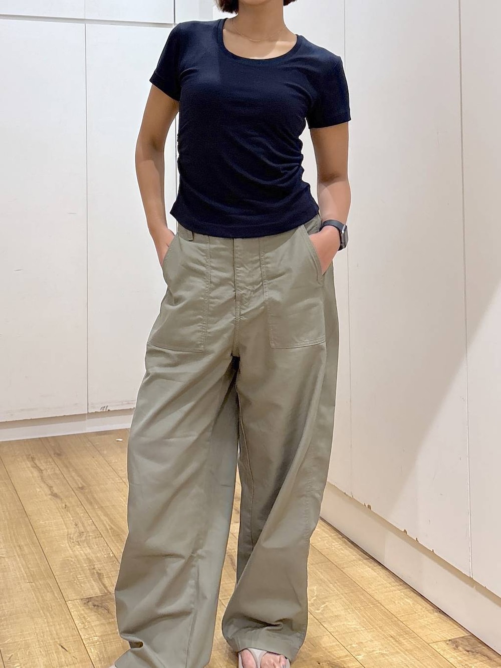 グリーン系のその他パンツ、ベージュ系のサンダルを着用したレディースの夏コーディネートの4枚目の写真