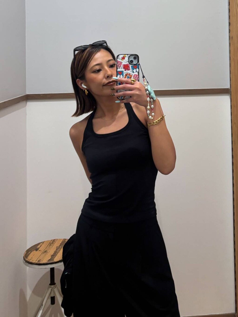 ブラック系のその他パンツ、ブラック系のカーディガン/ボレロ、ブラック系のサンダルを着用したレディースの春コーディネートの4枚目の写真