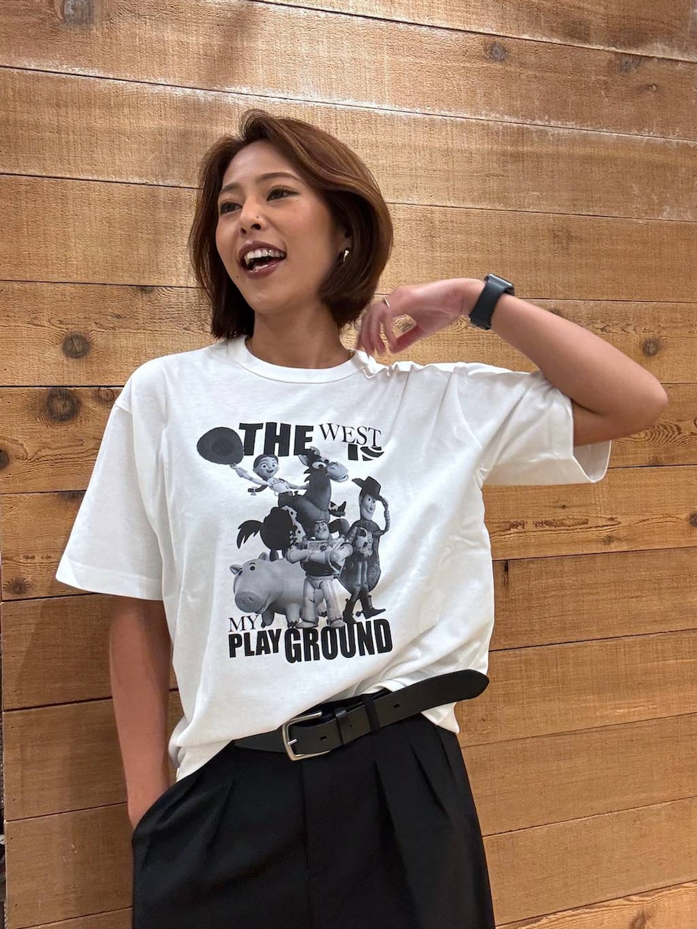 ブラック系のその他パンツ、ホワイト系のTシャツ/カットソーを着用したレディースの夏コーディネートの3枚目の写真