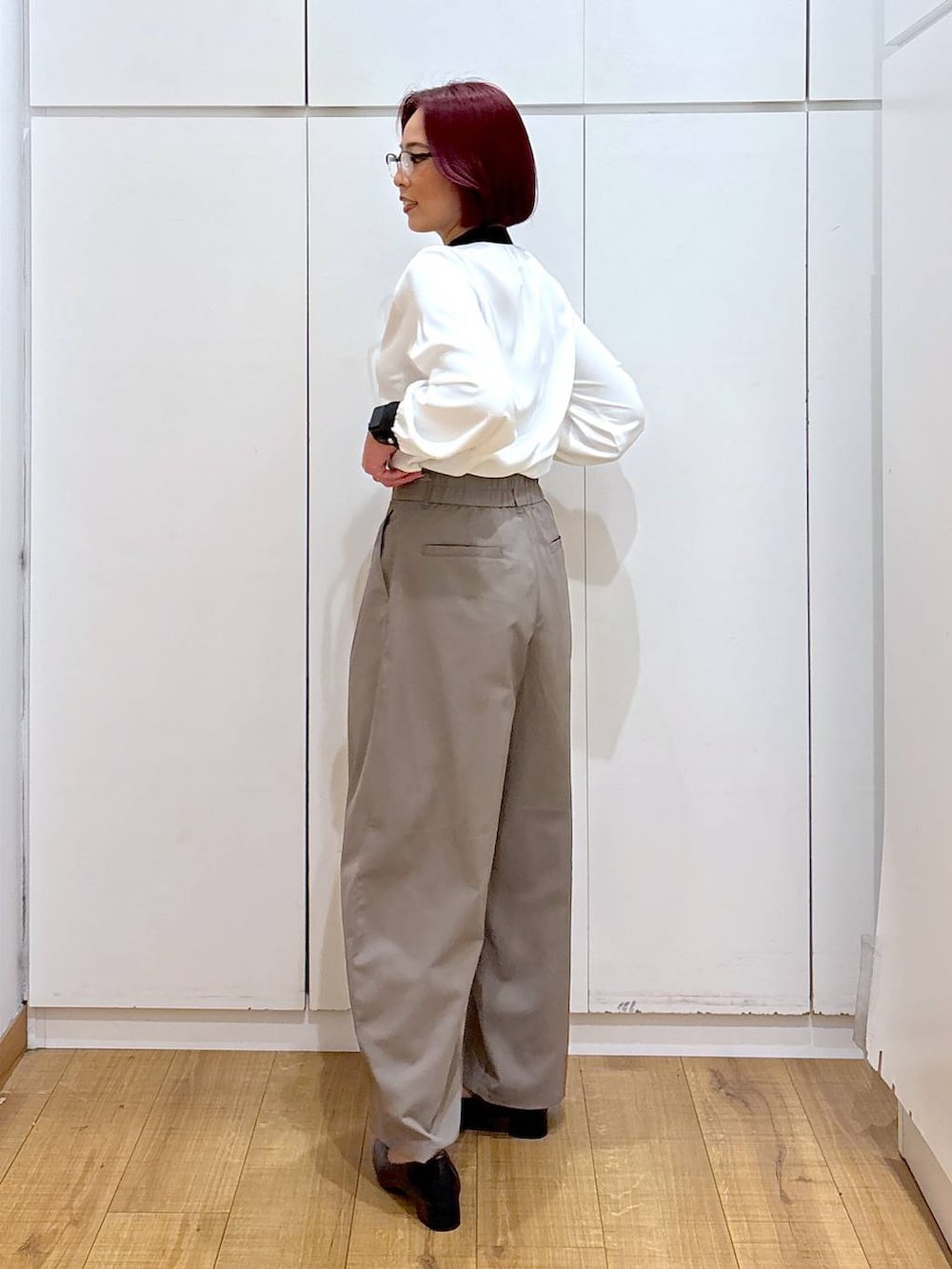 「ブラウス、体型カバー、GLOBAL WORK、トレンチコート、春コーデ、高見え、高身長、ママコーデ、骨格ストレート、着痩せ・細見え」|「GLOBAL WORKのお手入れらくらくパイピングブラウス/133611(シャツ/ブラウス、ホワイト系)」を使った、ココさん(レディース・165cm)の春コーディネートの7枚目の写真