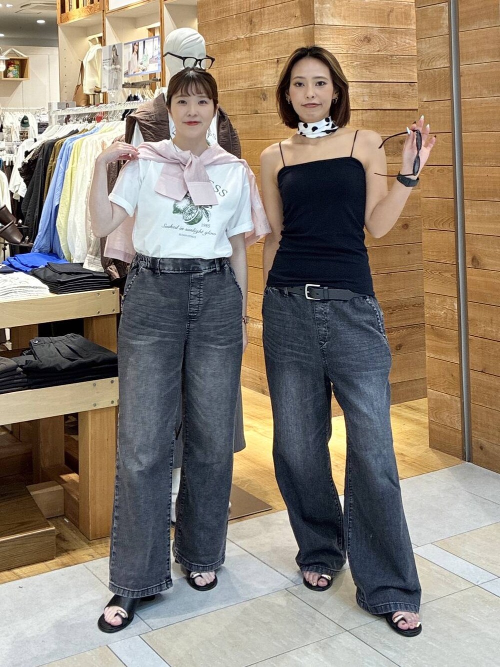 ブラック系のキャミソール、ブラック系のデニムパンツ、ホワイト系のTシャツ/カットソーを着用したレディースの春コーディネートの3枚目の写真