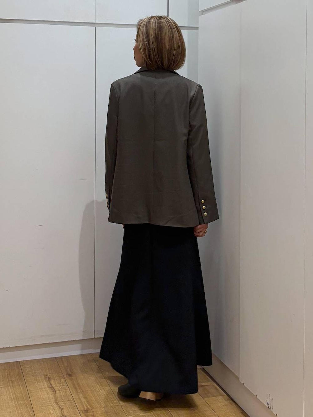 ブラック系のTシャツ/カットソー、ブラック系のスカート、ブラック系のパンプスを着用したレディースの秋コーディネートの6枚目の写真