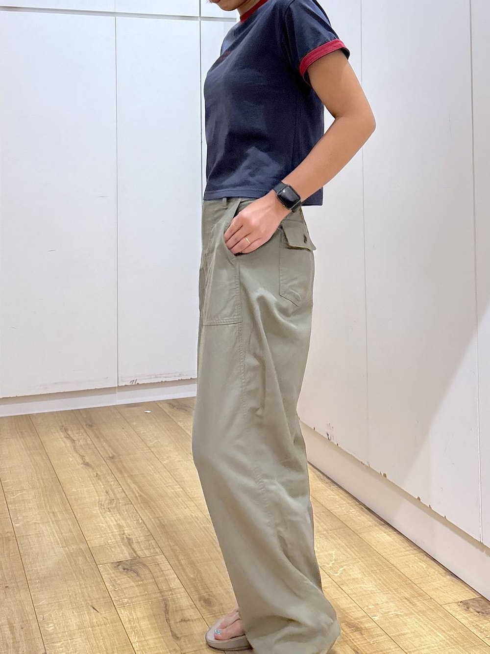 グリーン系のその他パンツ、ベージュ系のサンダル、ブルー系のTシャツ/カットソーを着用したレディースの夏コーディネートの3枚目の写真