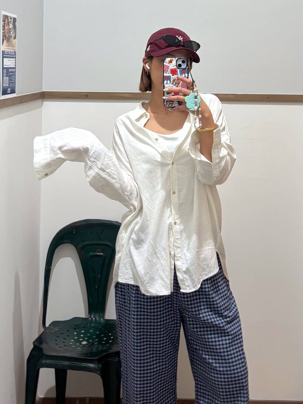 ホワイト系のシャツ/ブラウス、ホワイト系のキャミソール、ブルー系のその他パンツを着用したレディースの春コーディネートの6枚目の写真