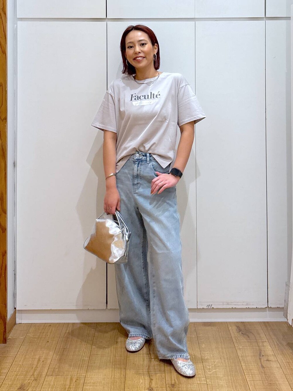「体型カバー、高見え、高身長、ママコーデ、骨格ストレート、GLOBAL WORK、着痩せ・細見え」|「GLOBAL WORKのGOODデニムバギーパンツ/118365(デニムパンツ、ブルー系)」を使った、ココさん(レディース・165cm)の春コーディネートの2枚目の写真