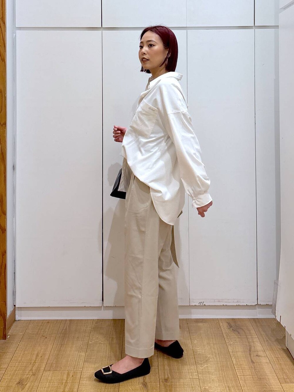 「体型カバー、高見え、高身長、ママコーデ、骨格ストレート、GLOBAL WORK、着痩せ・細見え」|「GLOBAL WORKのウツクシルエットテーパードパンツ/133595(その他パンツ、ベージュ系)」を使った、ココさん(レディース・165cm)の春コーディネートの3枚目の写真