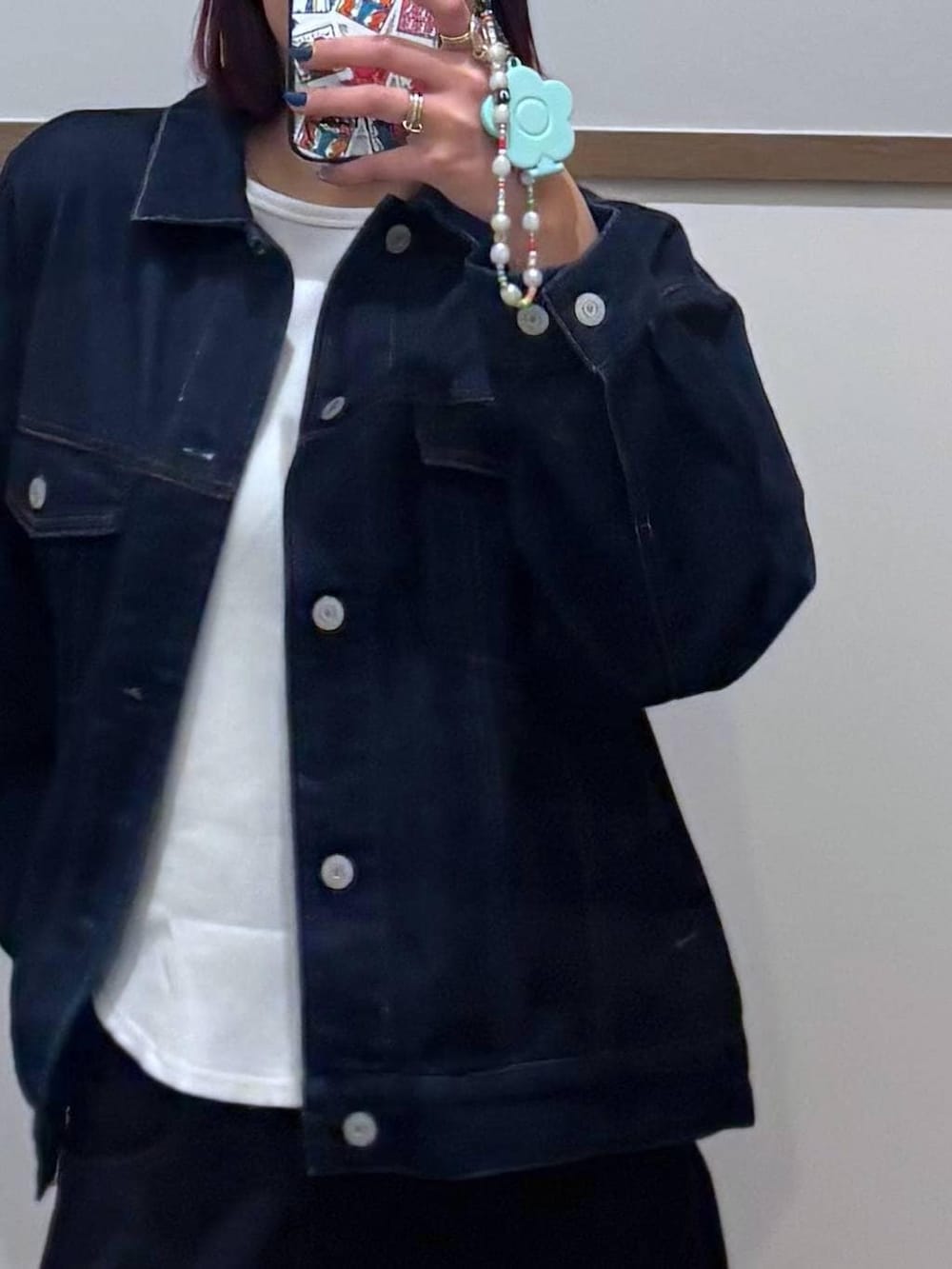 ベージュ系のローファー、ブルー系のデニムパンツ、ブルー系のデニムジャケットを着用したレディースの春コーディネートの6枚目の写真