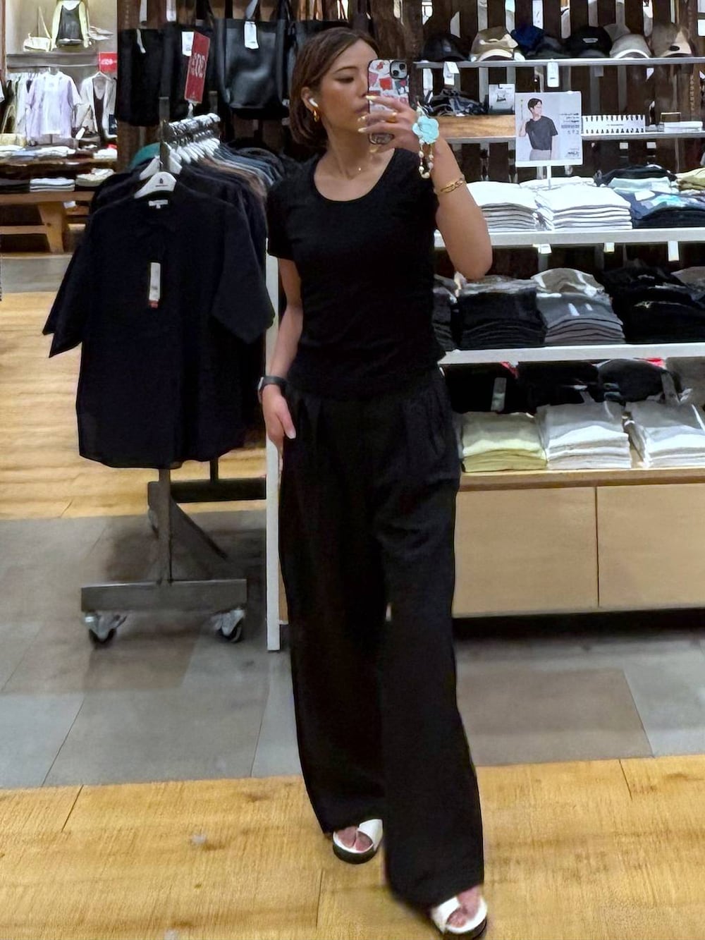 ブラック系のその他パンツ、ホワイト系のサンダルを着用したレディースの夏コーディネートの4枚目の写真
