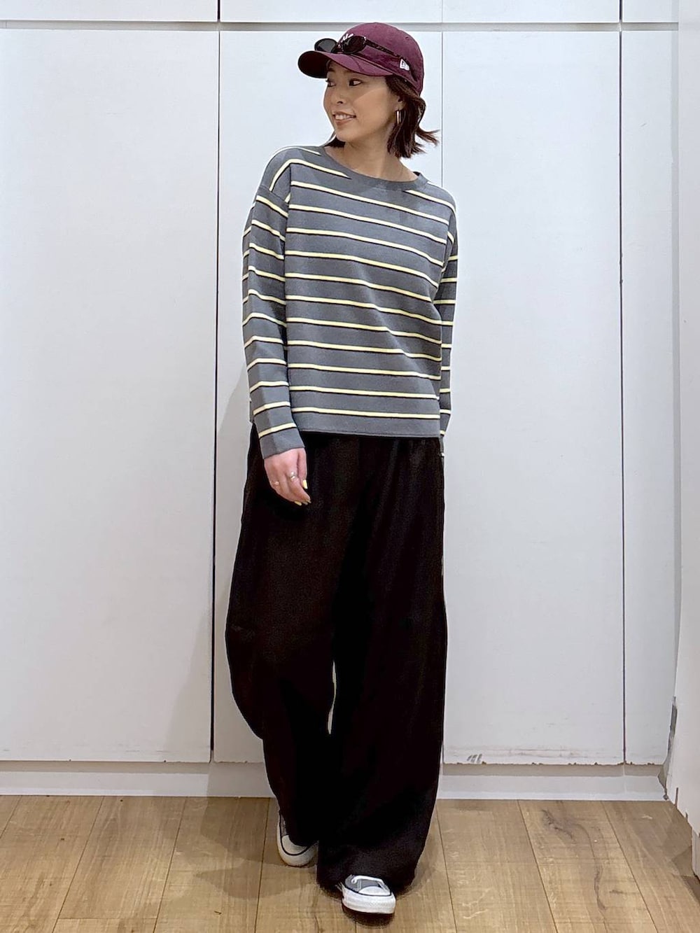 グレー系のニット/セーター、ブラウン系のその他パンツを着用したレディースの春コーディネートの4枚目の写真