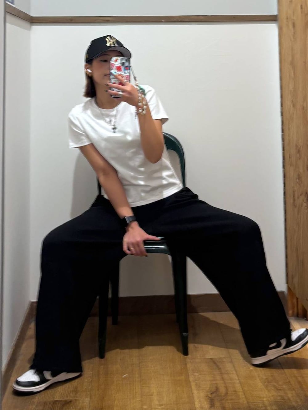 ホワイト系のTシャツ/カットソー、ブラック系のその他パンツを着用したレディースの春コーディネートの3枚目の写真