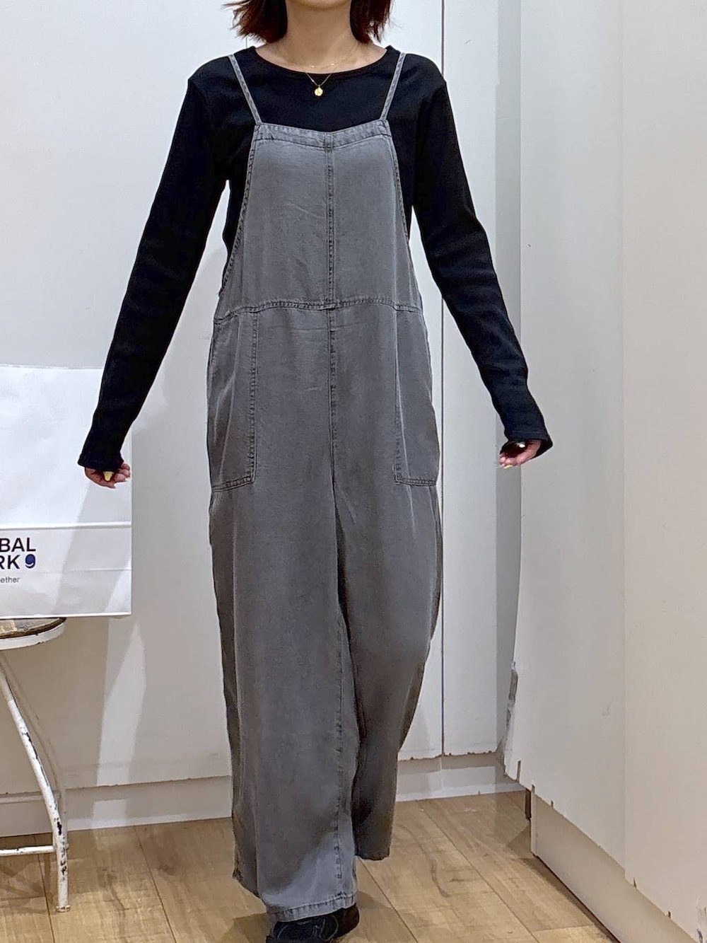 ブラック系のサロペット/オーバーオール、ゴールド系のネックレスを着用したレディースの春コーディネートの5枚目の写真