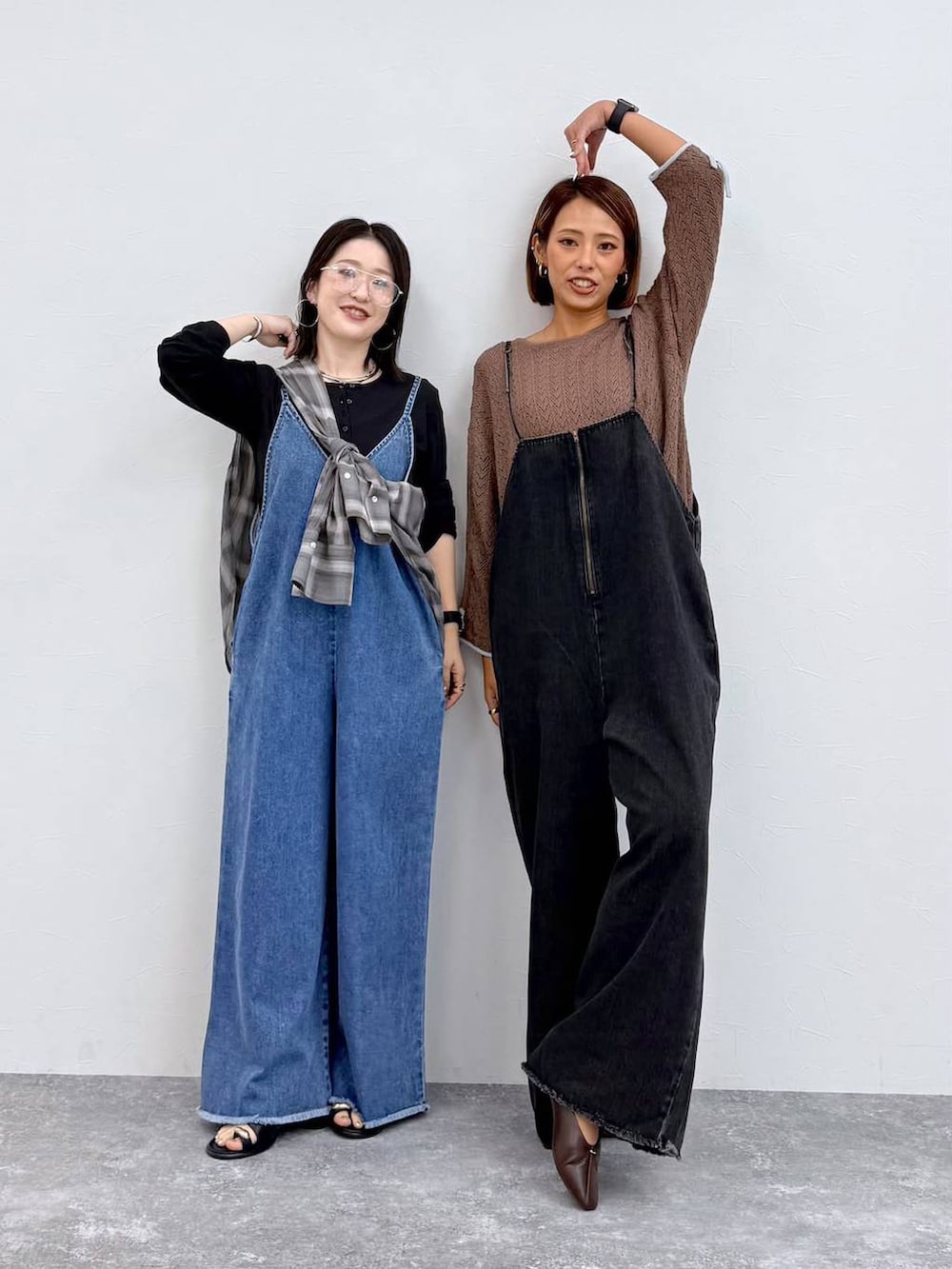 ブラック系のTシャツ/カットソー、ブラック系のサンダル、ブラック系のシャツ/ブラウスを着用したレディースの夏コーディネートの2枚目の写真