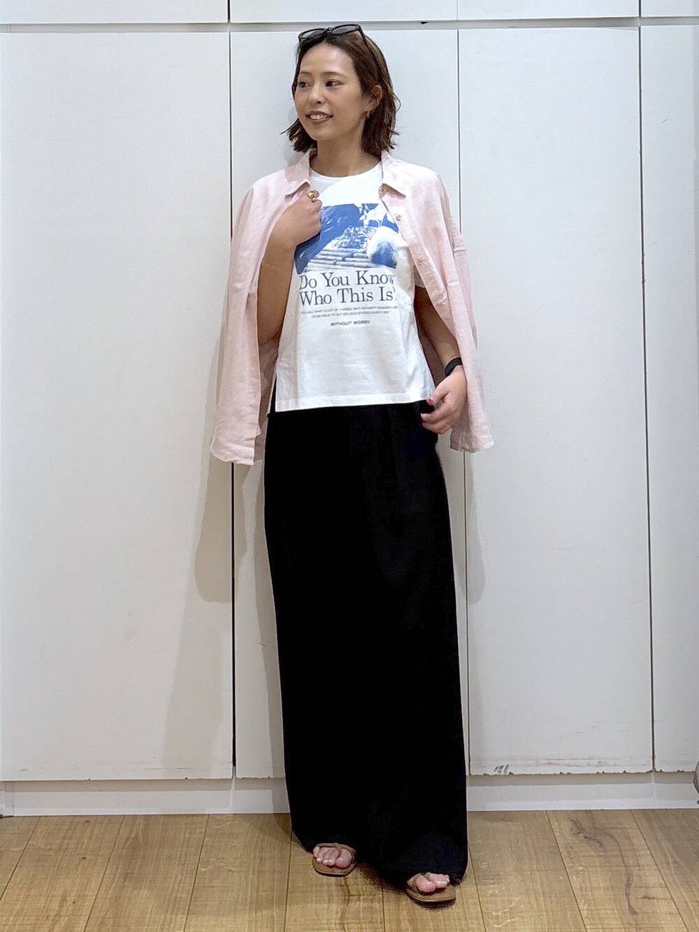 ピンク系のシャツ/ブラウス、ホワイト系のTシャツ/カットソー、ブラック系のその他パンツを着用したレディースの春コーディネートの2枚目の写真