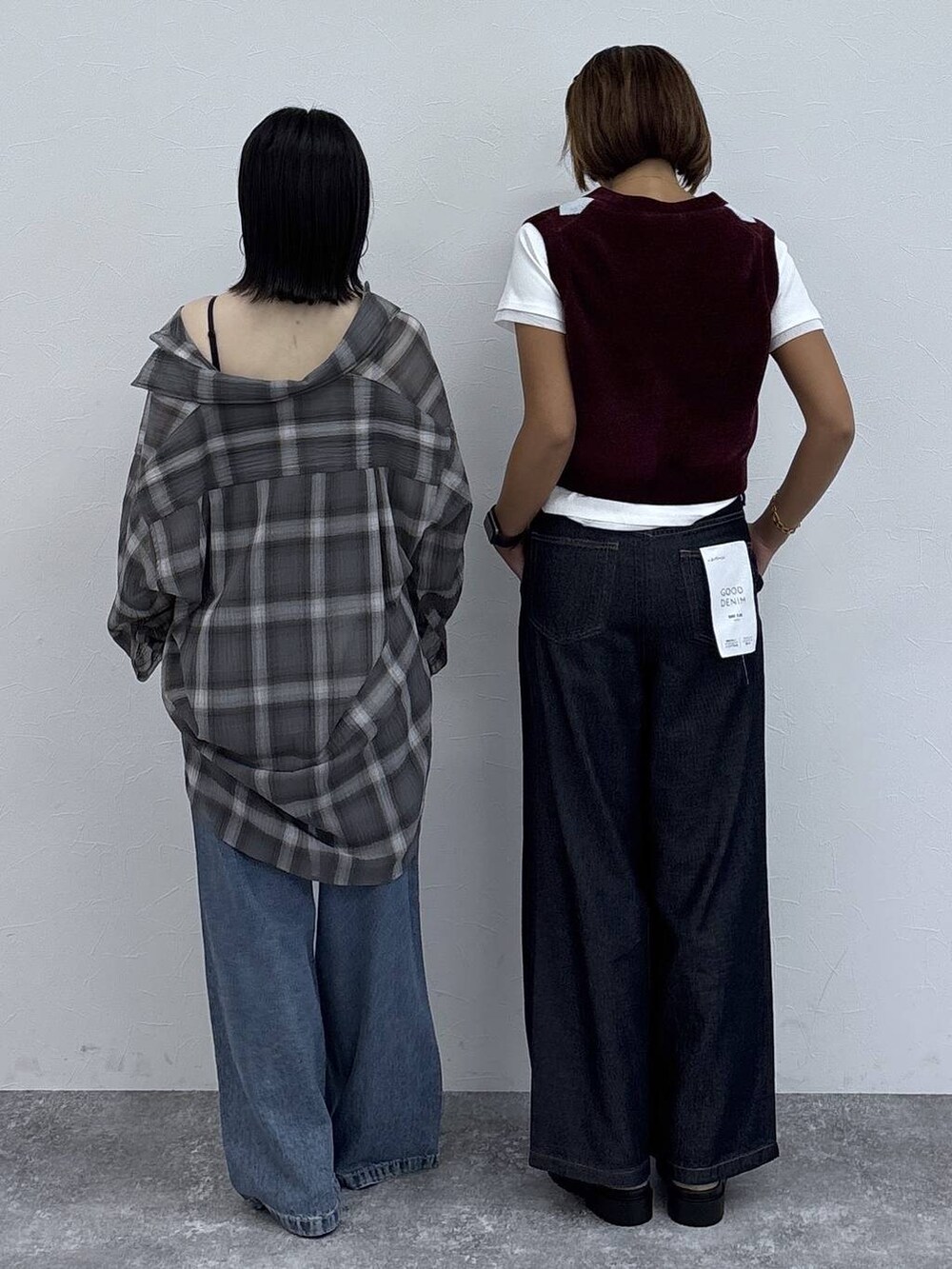 ブラック系のサンダル、ブラック系のシャツ/ブラウス、ホワイト系のTシャツ/カットソーを着用したレディースの夏コーディネートの5枚目の写真