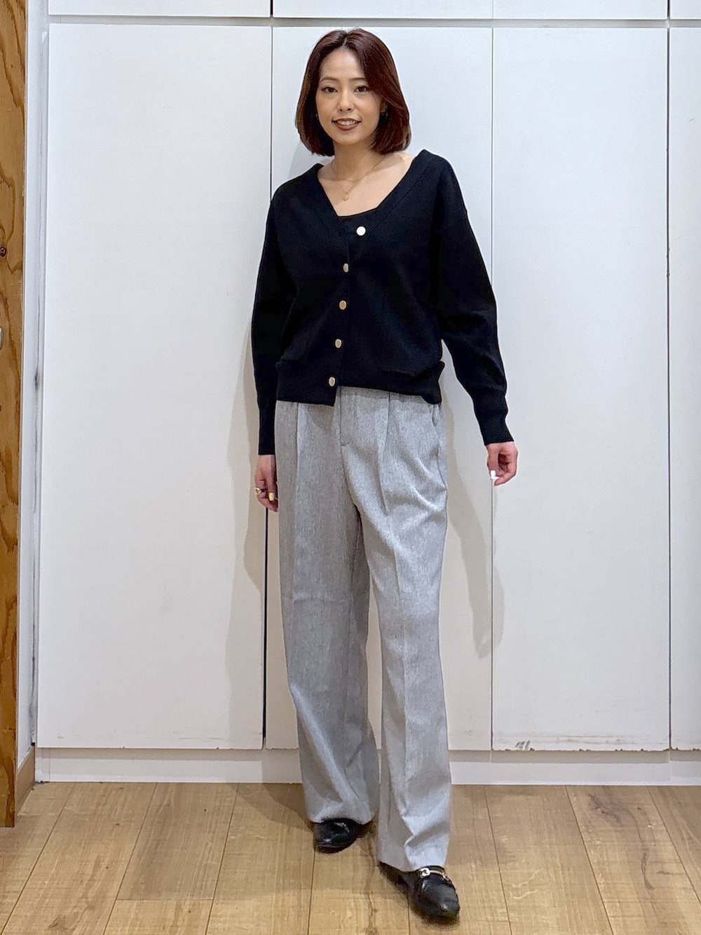 ブラック系のローファー、グレー系のその他パンツ、ブラック系のカーディガン/ボレロを着用したレディースの春コーディネートの3枚目の写真